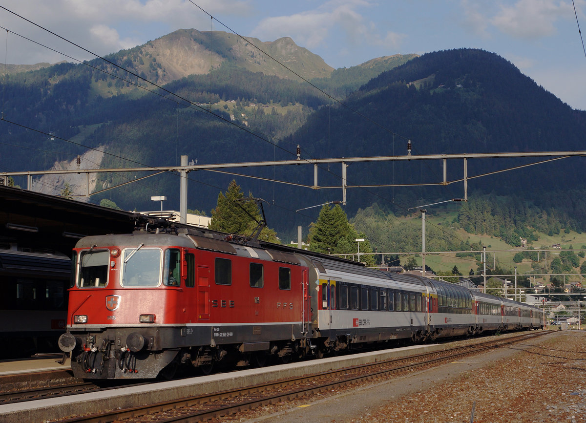 SBB: IR Locarno-Basel mit der Re 4/4 II 11195 in Airolo am 13. September 2016.
Foto: Walter Ruetsch 