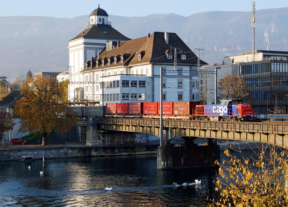 SBB: Kehrichtzug Grenchen-Solothurn mit Mak 1700 Am 843 095-1 am 26. Oktober 2015 auf der Aarebrück Solothurn im letzten Abendlicht.
Foto: Walter Ruetsch