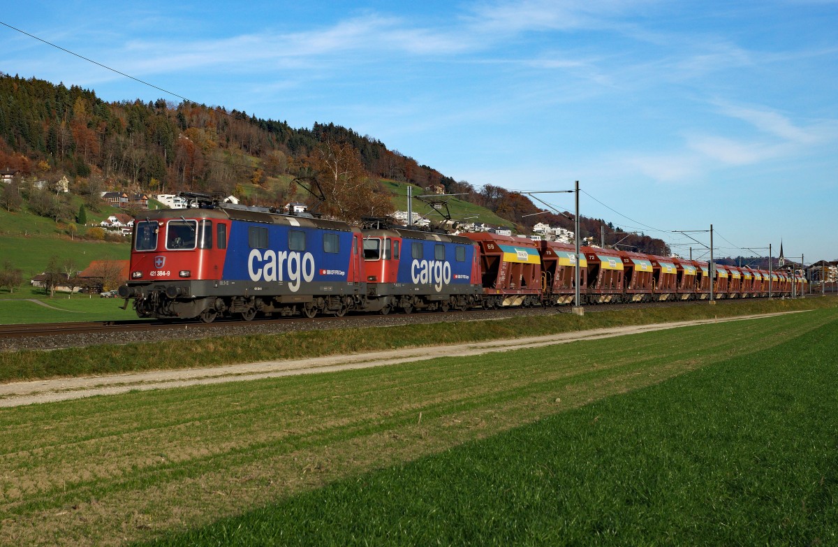 SBB: Kieszug mit Doppeltraktion Re 421 bei Egolzwil am 10. November 2015.
Foto: Walter Ruetsch