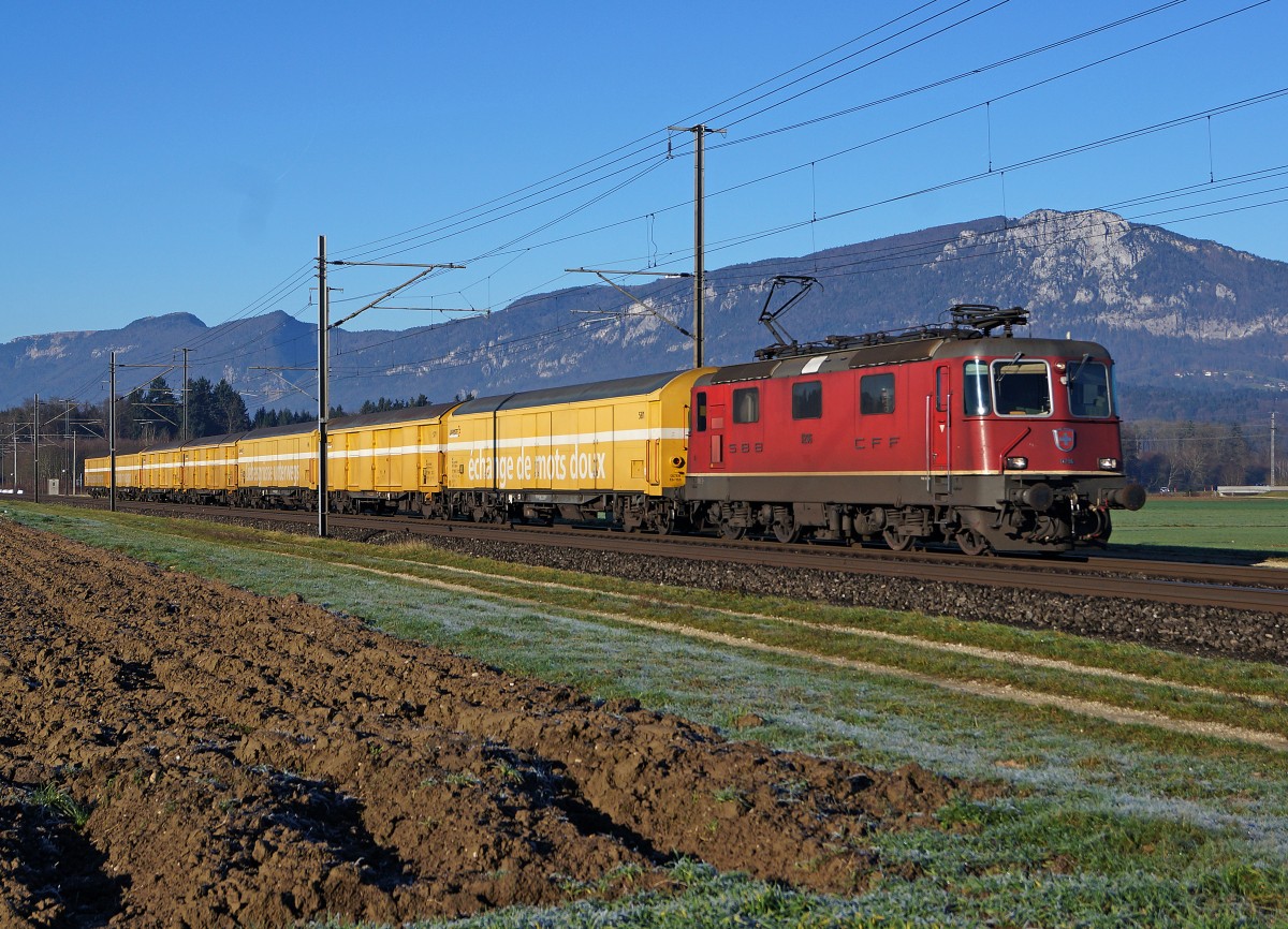 SBB: Paket Rekord bei der Post im Jahre 2014. Postzug mit vierachsigen Postwagen bei Deitingen auf der Fahrt zum Verteilzentrum Hrkingen am 23. Dezember 2014. Der Posttransport per Bahn wird in der Schweiz mit Postwagen und Bahncontainern, die auf Lastwagen verladen werden knnen, abgewickelt.
Foto Walter Ruetsch 