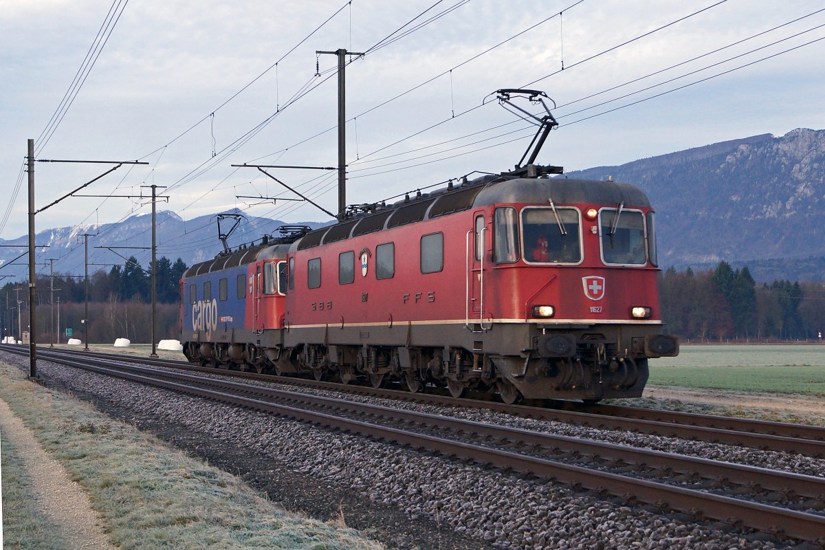 SBB: Re 12/12 mit der Re 6/6 11627  LUTERBACH-ATTISHOLZ  an der Spitze bei Deitingen, kurz nach der Durchfahrt des Bahnhofs Luterbach-Attisholz am 13. Dezember 2014.
Bahnsujets der Woche 50/2014 von Walter Ruetsch