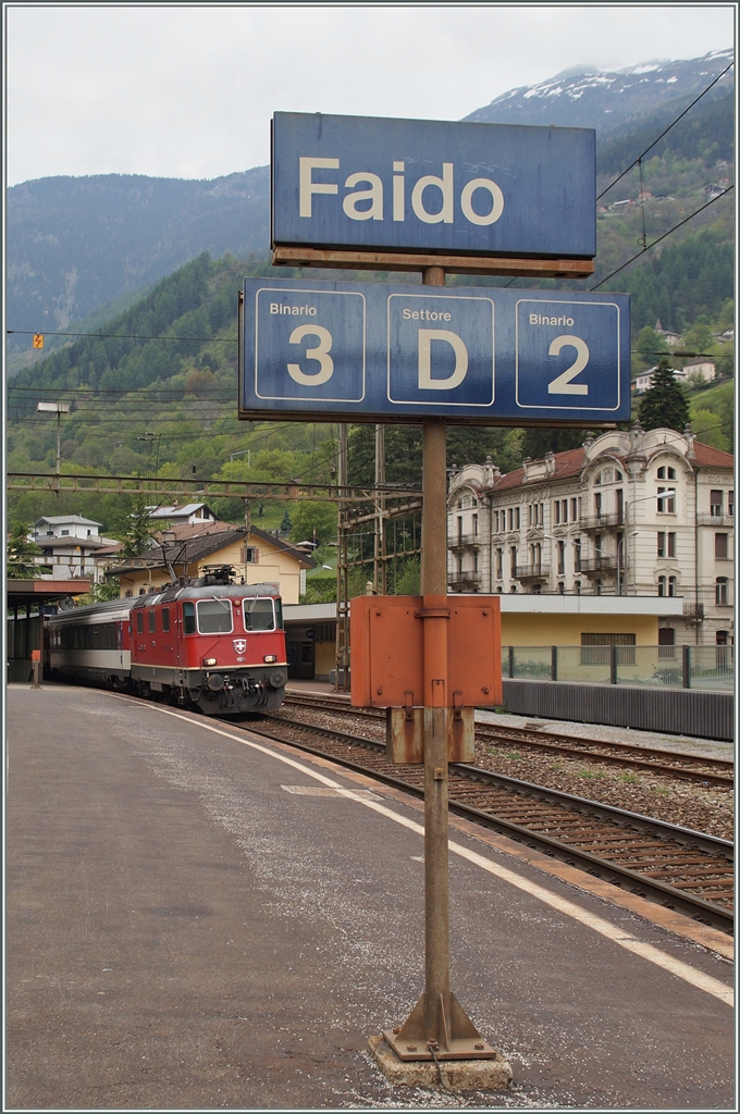 SBB Re 4/4 II 11228 in Faido, an der Gotthard Südrampe.
6. Mai 2014