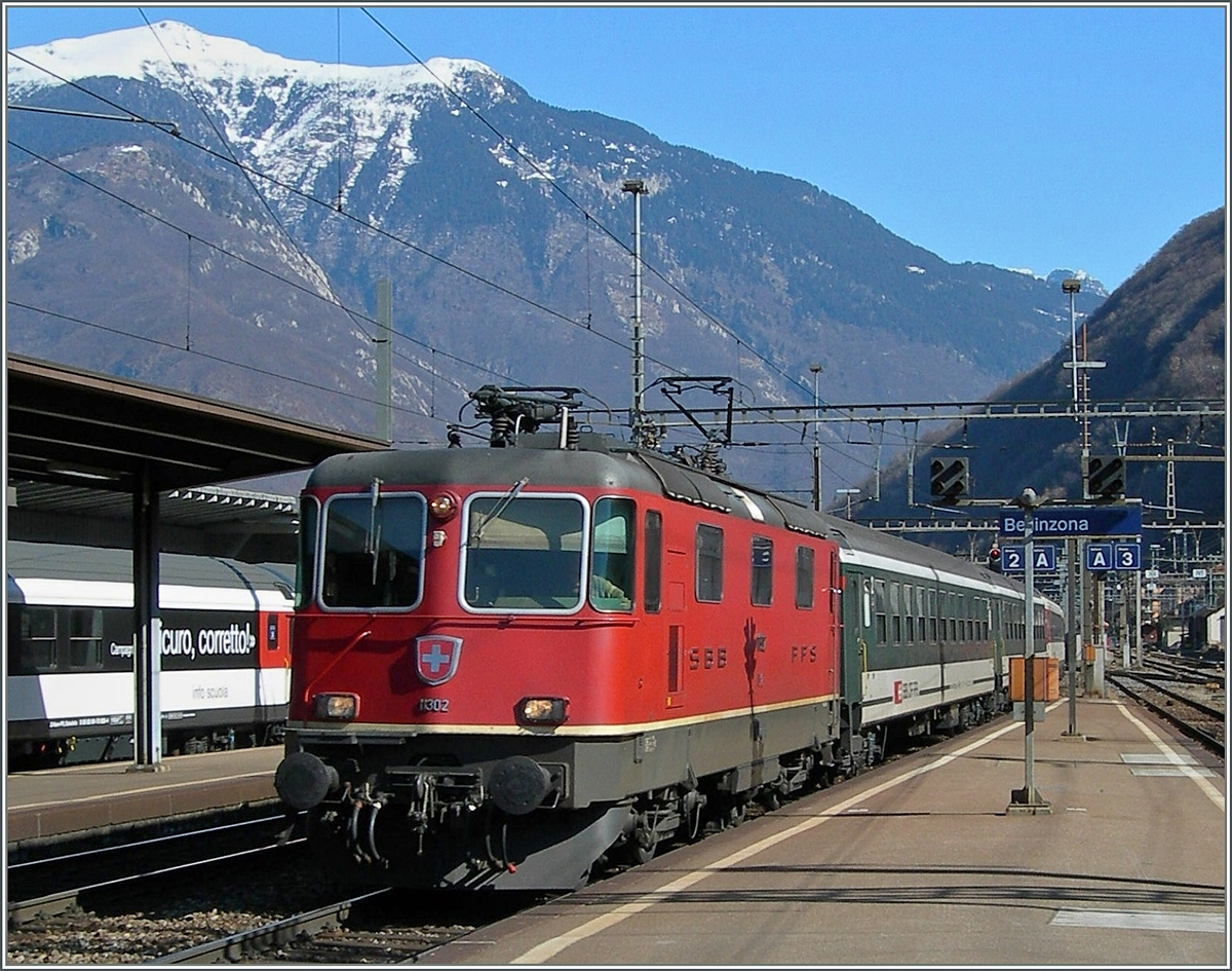 SBB Re 4/4 II 11302 ereicht mit einem Gotthard-Schnellzug Bellinzona.
13. März 2006