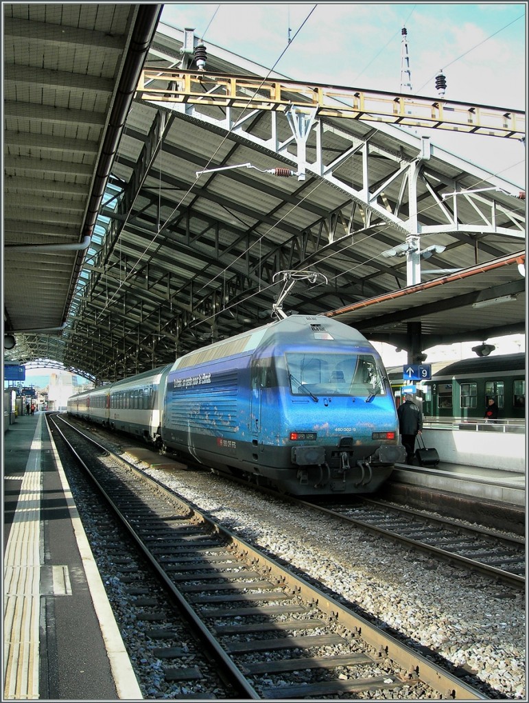 SBB Re 460 002-9 Klima-Werbelok  in Lausanne. 
07.01.2011