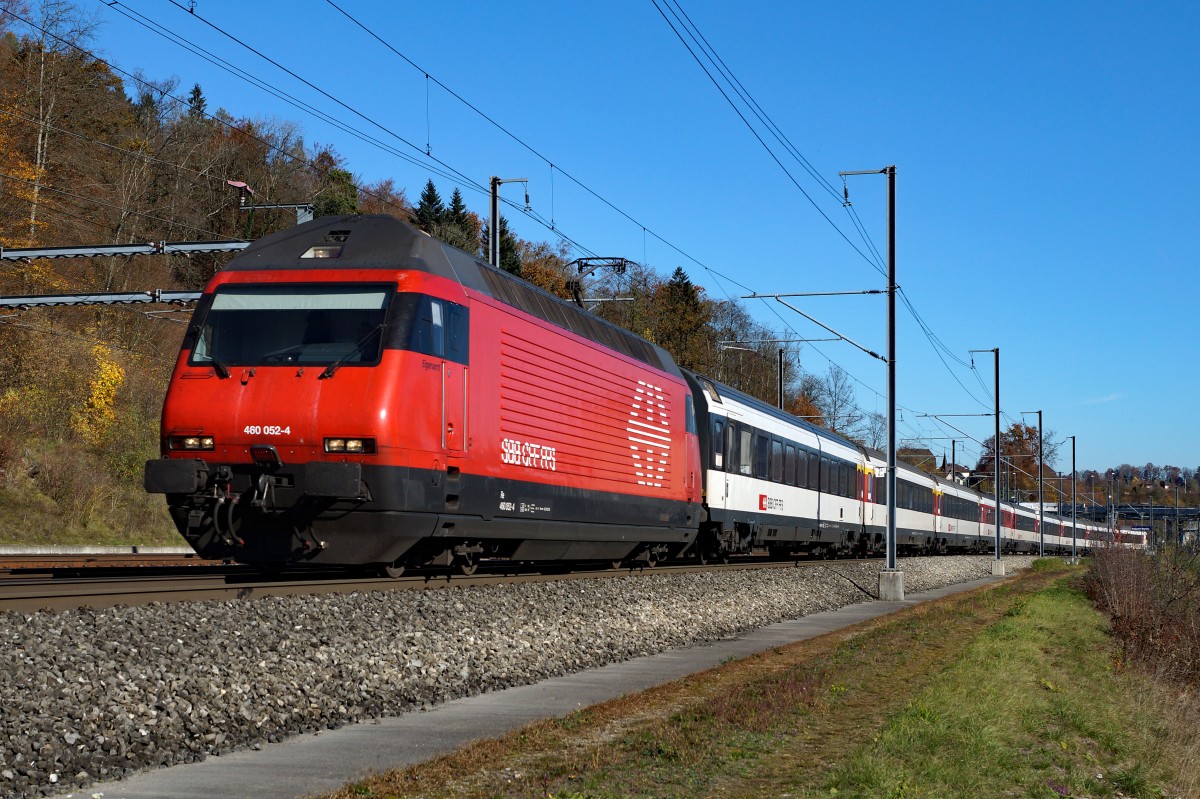 SBB: Re 460 052-4 mit einem IC auf der alten Stammstrecke bei Roggwil-Winau unterwegs am 7. November 2015.
Foto: Walter Ruetsch