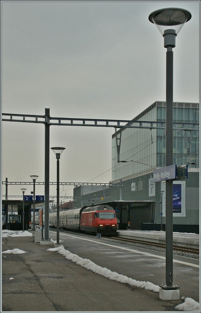 SBB Re 460 mit einem IC bei der Durchfahrt in Prilly-Malley.
25. Jan. 2013