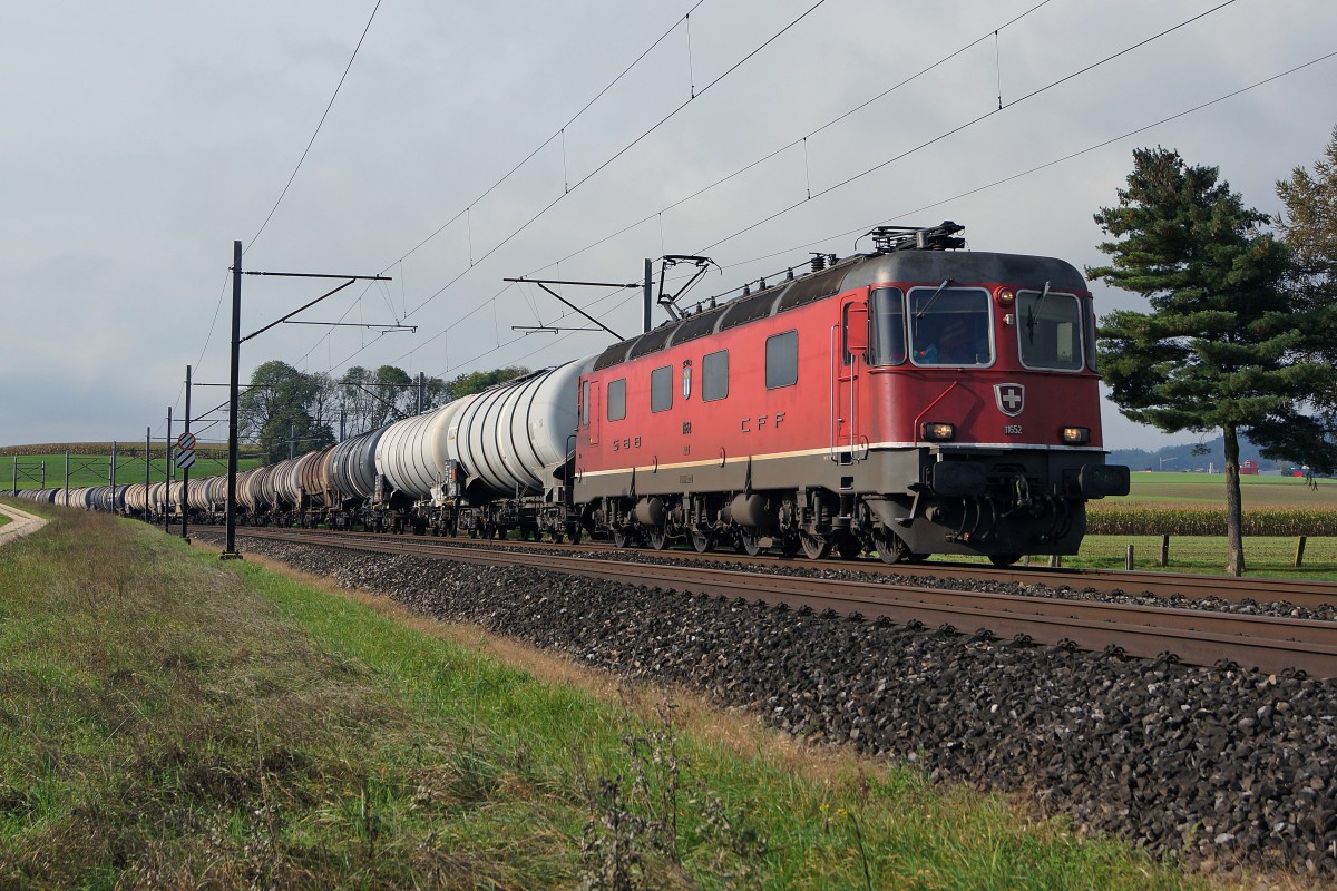 SBB: Re 6/6 11652  Kerzers  mit einem Oelzug bei Niederbipp am 15. Oktober 2014.
Foto: Walter Ruetsch