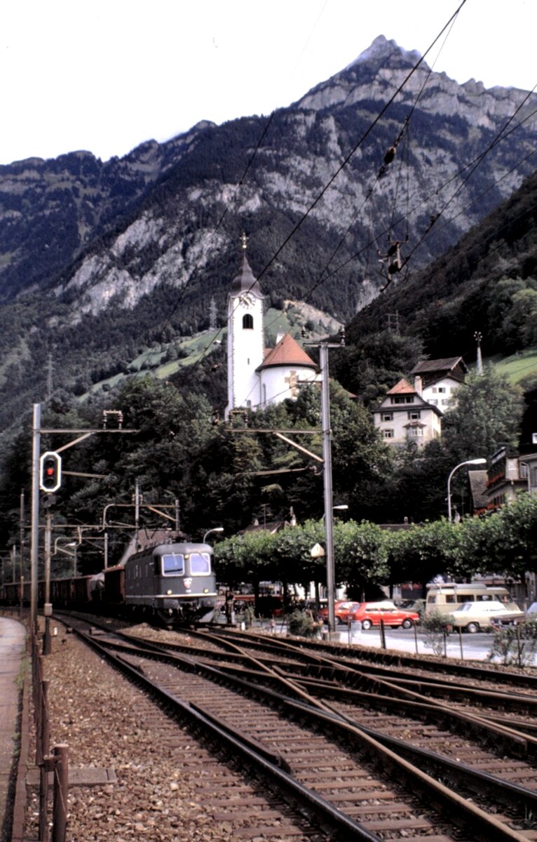 SBB Re 6/6 mit G�terzug in Fl�elen am 11.09.1980. Da der Zug sich bereits auf der linken Fahrspur befindet, ben�tigt er die Spurwechsel-Anlage nicht.