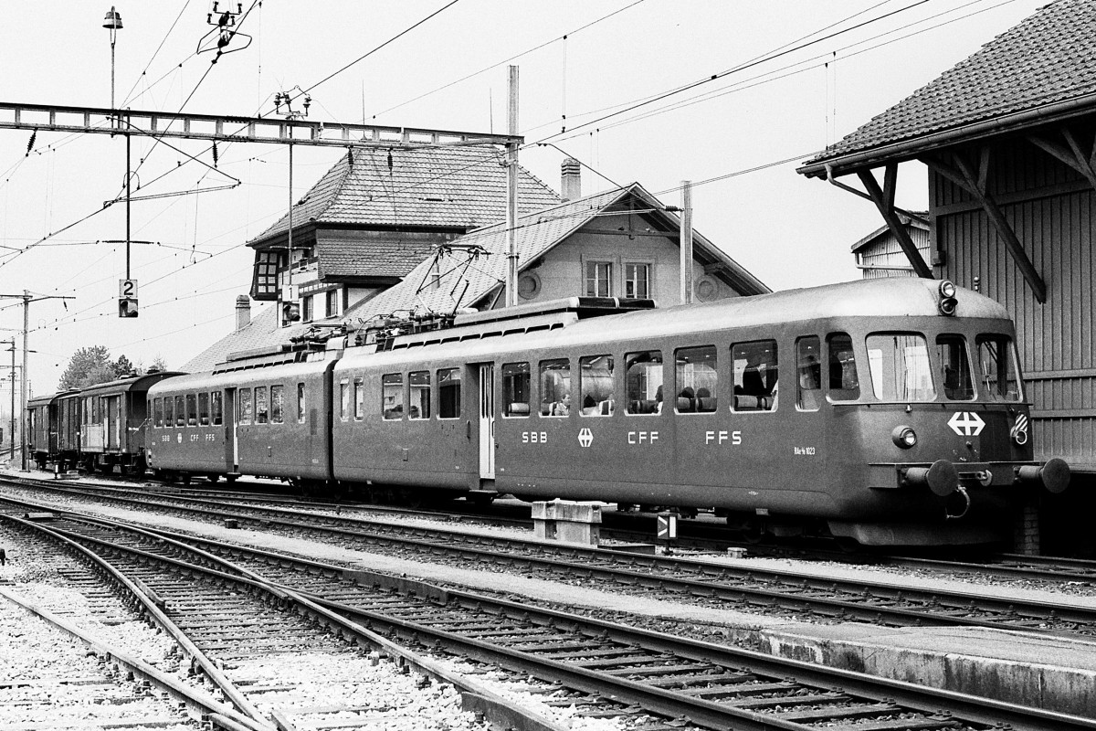 SBB:  SBB RAe 4/8 1023 beim EBT Bahnhof Kirchberg Alchenfl�h unterwegs im Jahre 1981.
Foto: Walter Ruetsch