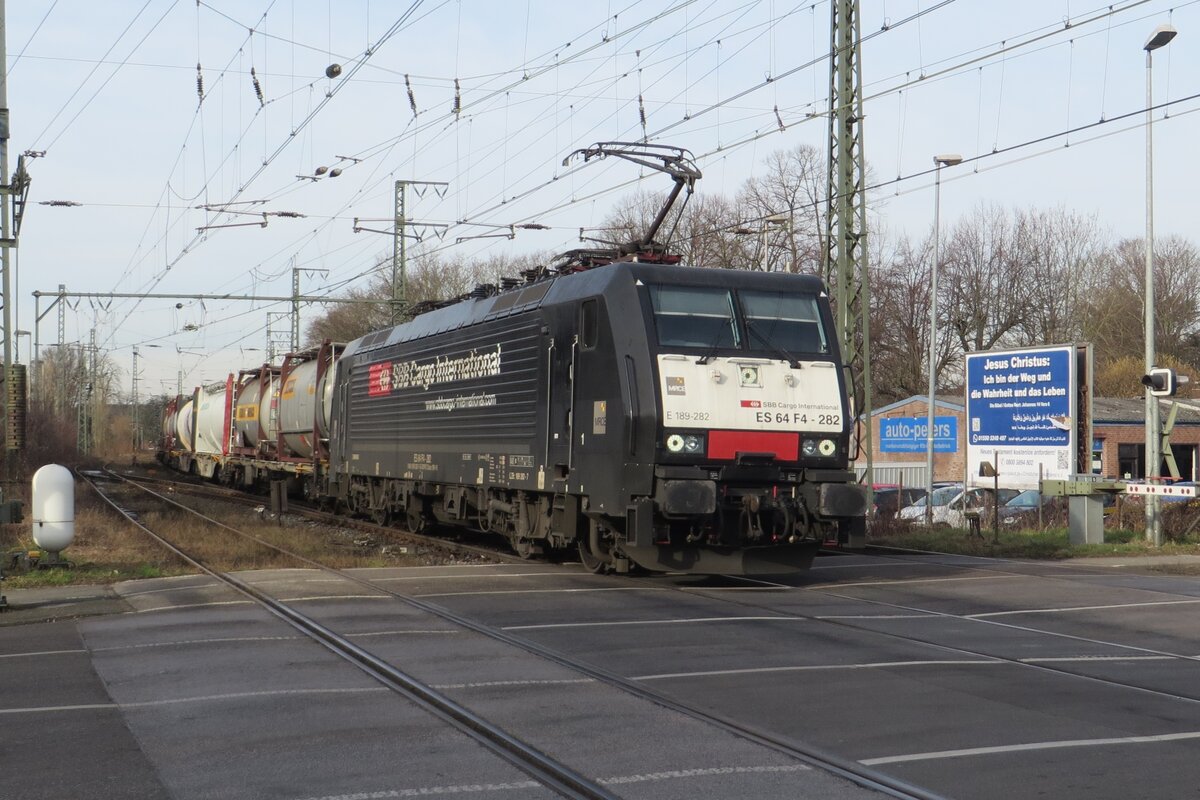 SBBCI 189 282 zieht ein KLV aus Waalhaven Zuid am 8.Februar 2023 durch Emmerich.