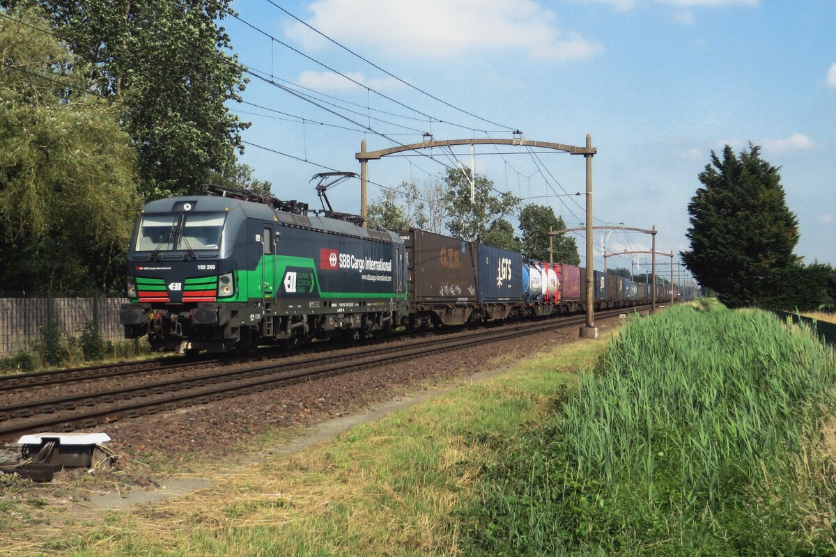 SBBCI 193 260 schleppt ein GTS-KLV durch Hulten am 9 Juli 2021. Bald wirden die letzte bei ELL gemietete Vectronen von MRCE-Exempláre ersetzt werden.