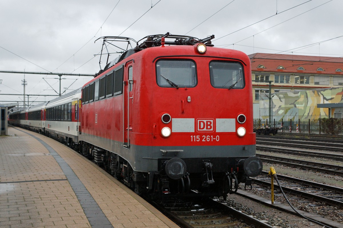 SBB/DB: Fotografieren in Singen am 20. November 2015 trotz starkem Wind und Dauerregen. Der IC Z�rich - Stuttgart mit der 115 261-0 w�hrend der Ausfahrt ab Gleis 5. Da mir dieser sch�ne Zug so ans Herz gewachsen ist, zeige ich ihn auch noch einmal sehr gerne formatf�llend.
Foto: Walter Ruetsch 
