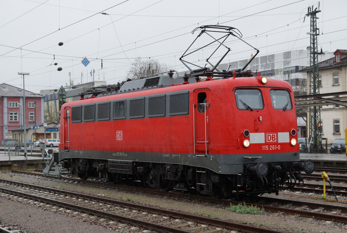 SBB/DB: Fotografieren in Singen am 20. November 2015 trotz starkem Wind und Dauerregen. Die 115 261-0 auf einem Abstellgeleise in Singen auf ihren n�chsten Einsatz wartend.
Foto: Walter Ruetsch 