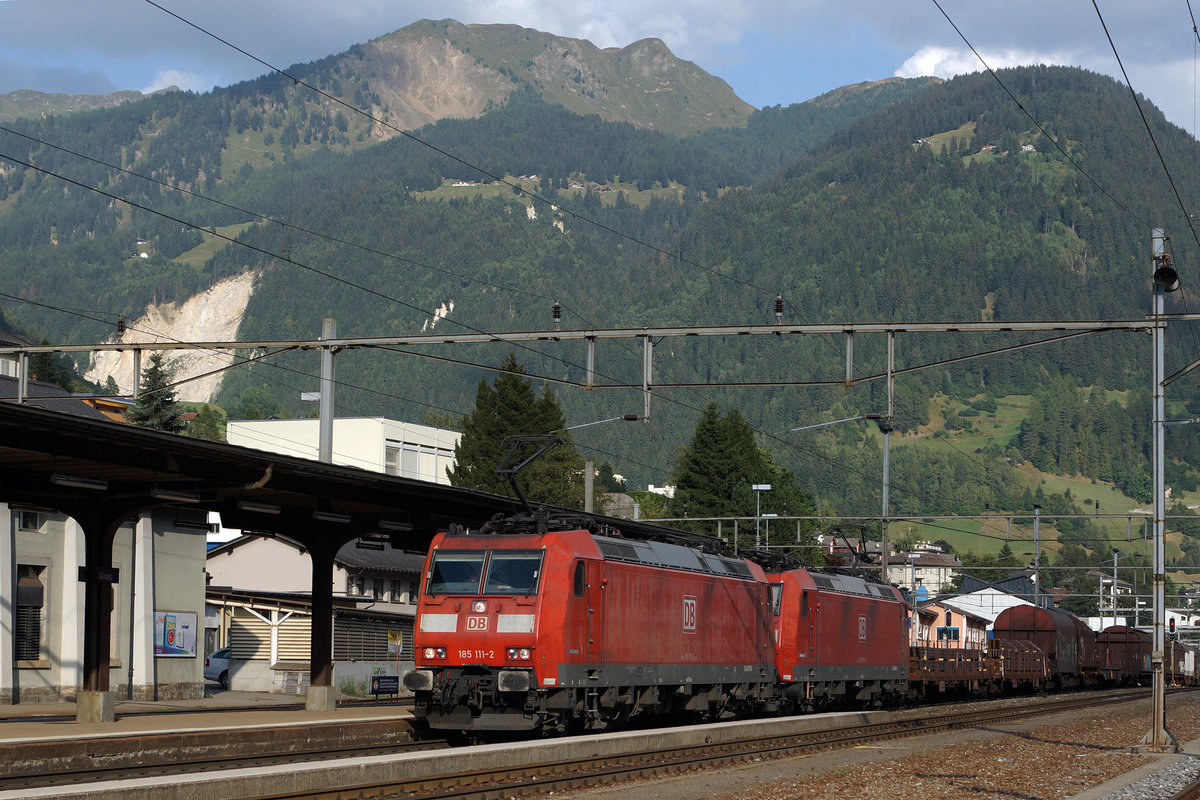 SBB/DB: Güterzug mit Doppeltraktion der BR 185 im letzten Abendlicht in Airolo am 13. September 2016. An der Spitze des Zuges war die 185 111-2 eingereiht.
Foto: Walter Ruetsch  