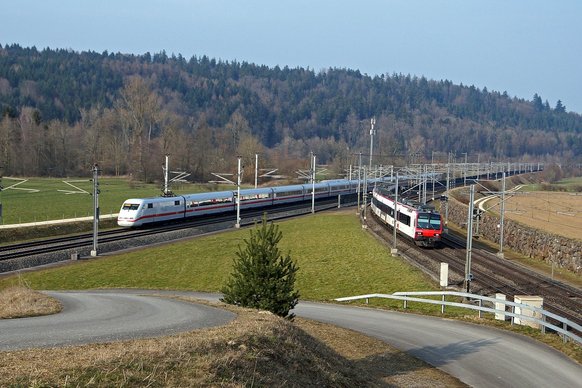 SBB/DB in der Schweiz: Die SBB Neubaustrecke  BAHN 2000  Mattstetten-Rothrist und die alte Stammstrecke Bern-Zollikofen-Burgdorf-Aarburg-Oftrigen-Olten treffen bei Roggwil aufeinander und verlaufen einige wenige Kilometer parallel. Am 18. März 2015 kam es zu einer zufälligen Begegnung zwischen einer Doppeltraktion RBDe 560 Kolibri/Domino als S 23 und einem in Richtung Bern brausenden ICE 2 (BR 402).
Foto: Walter Ruetsch