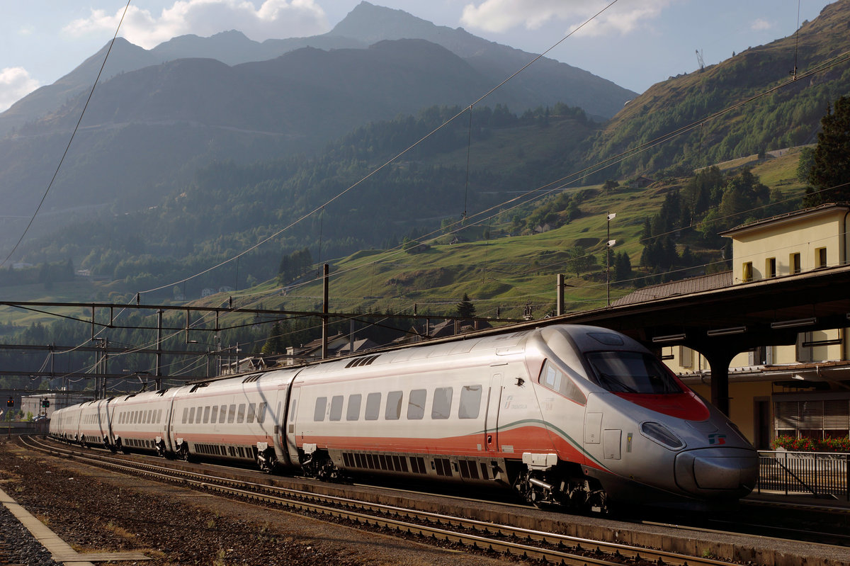 SBB/FS: Abendliche Stimmung in Airolo am 13. September 2016. Der EC mit einem unbekannten Trenitalia ETR 610 befand sich auf der Fahrt nach Zürich.
Foto: Walter Ruetsch