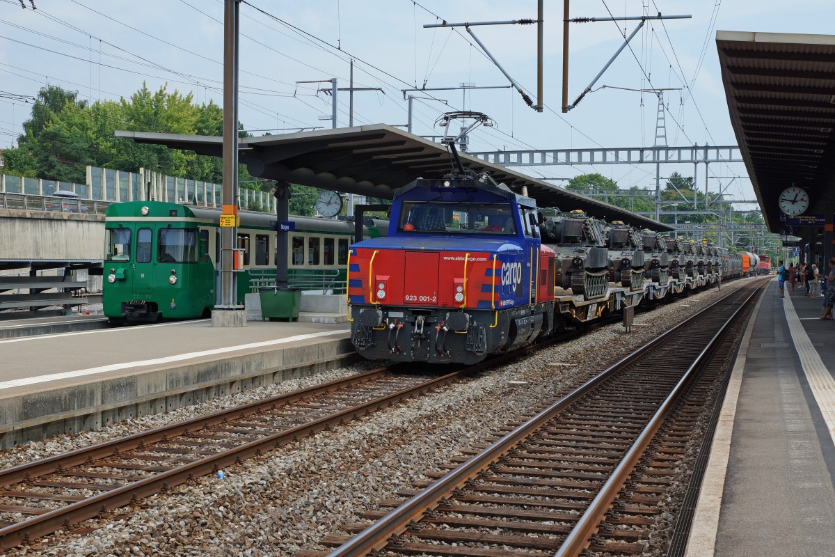 SBB/MBC: Die SBB CARGO Eem 923 001-2 brachte am 13. August 2015 ab dem Rangierbahnhof Lausanne-Triage Güterlast nach Morges mit dem Bestimmungsort Biére. Für den Weitertransport mit der MBC mussten die Wagen auf Rollböcke verladen werden.
Foto: Walter Ruetsch 