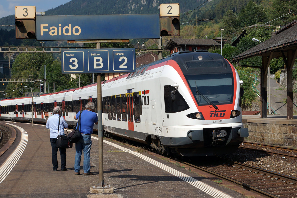 SBB/TILO: Die Bahnfotografen Peter Ackermann und Horst Lüdike beim gemeinsamen Fotografieren des TILO ETR 524 109 am 13. September 2016 beim Zwischenhalt in Faido, anlässlich der Fotoexkursion in die Leventina.
Foto: Walter Ruetsch 