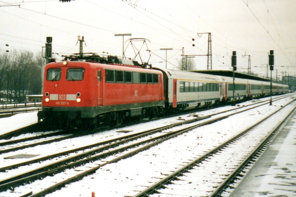 Scanbild von 110 257 mit Belgischen Wage am 13 Januar 2000 in K�ln Deutz.