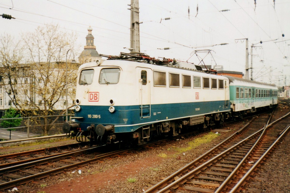 Scanbild von 110 280 in K�ln Hbf am 13 April 2000.