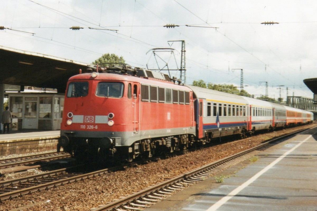 Scanbild von 110 326 mit belgischer D-Zug in K�ln Deutz am 13 April 2000.