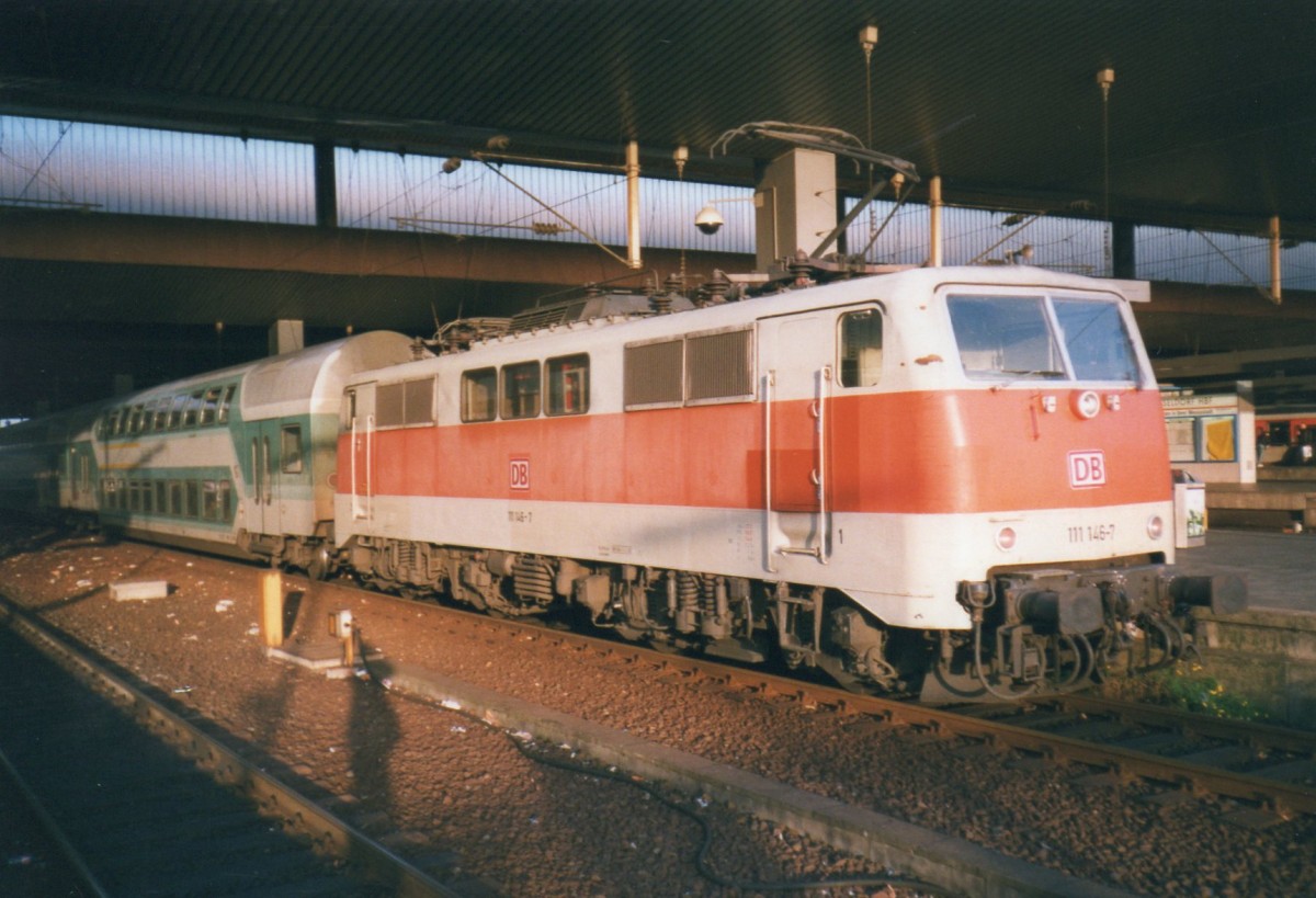Scanbild von 111 146 in D�sseldorf Hbf am 20 Juli 1999.