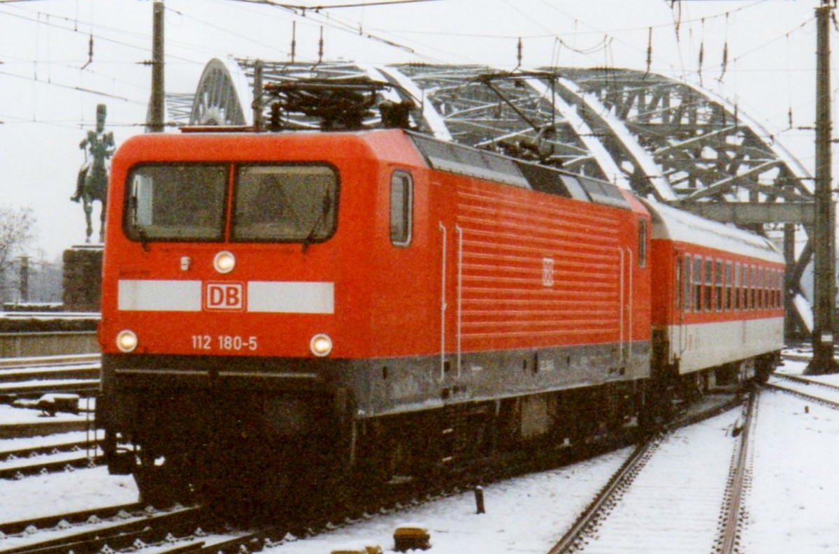 Scanbild von 112 180 in K�ln Hbf am 13 Januar 1999.