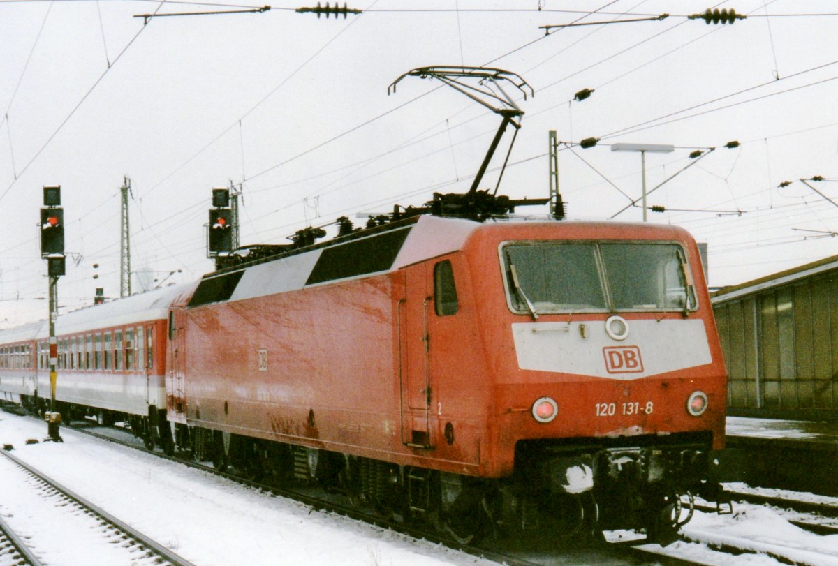Scanbild von 120 131 mit IC durch K�ln Deutz am 13 Januar 1999.