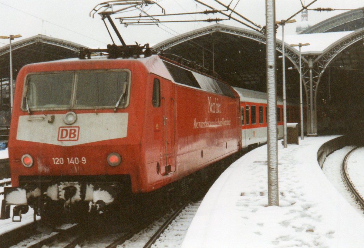 Scanbild von 120 140 der am 13 Januar 1999 einer IC in K�ln Hbf schiebt.