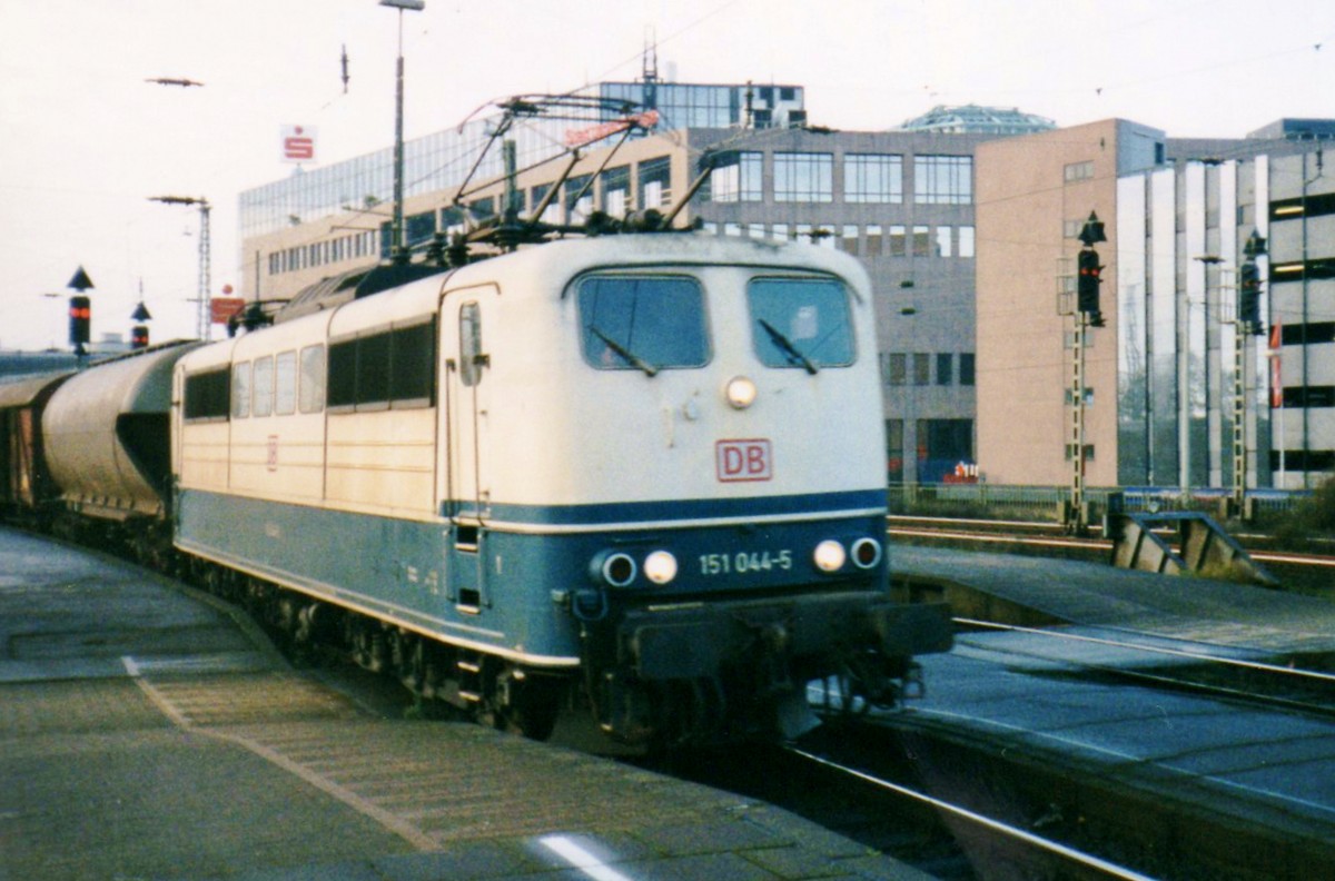 Scanbild von 151 044 in M�nchengladbach am 5 November 1999.