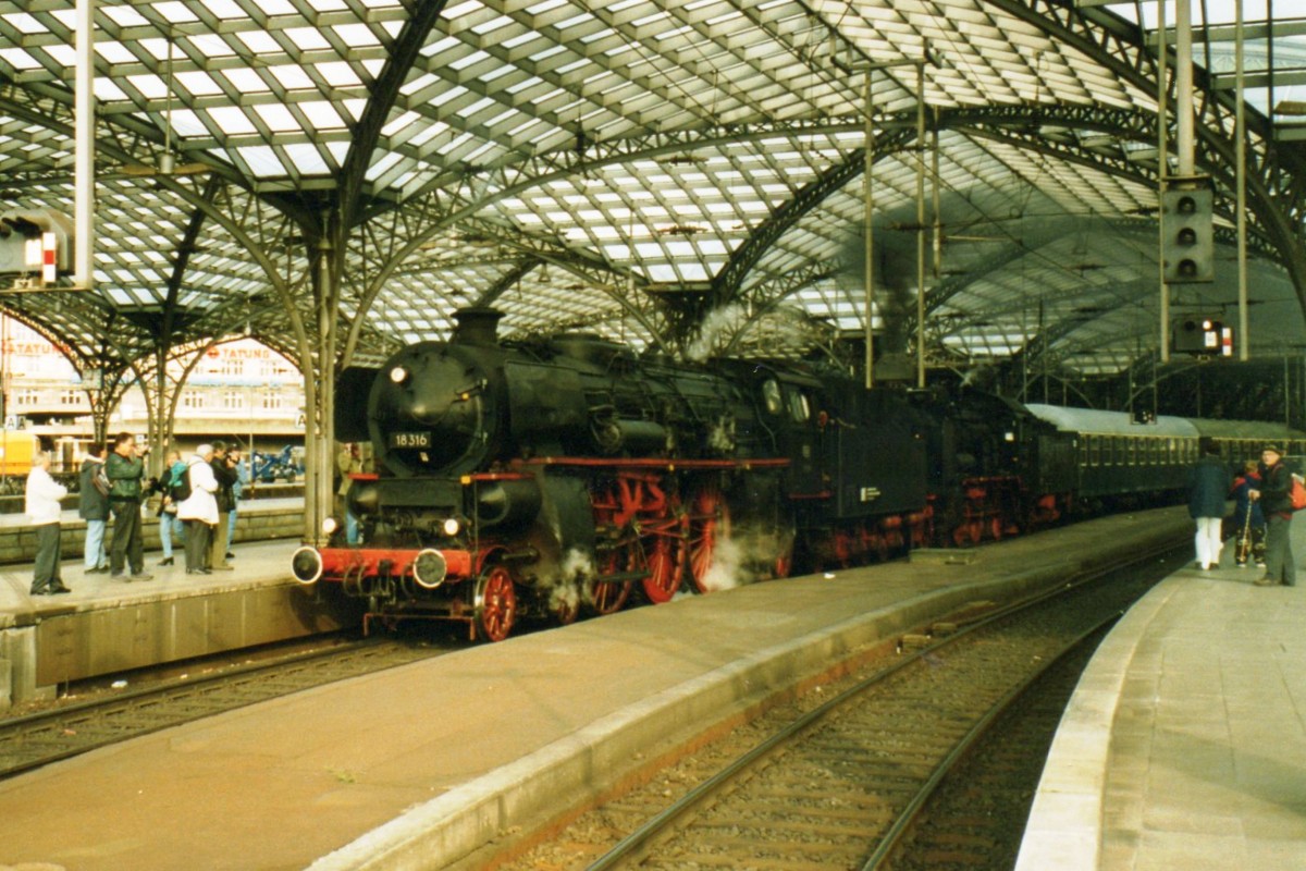 Scanbild von 18 316 in K�ln Hbf am 22 Juli 1998.