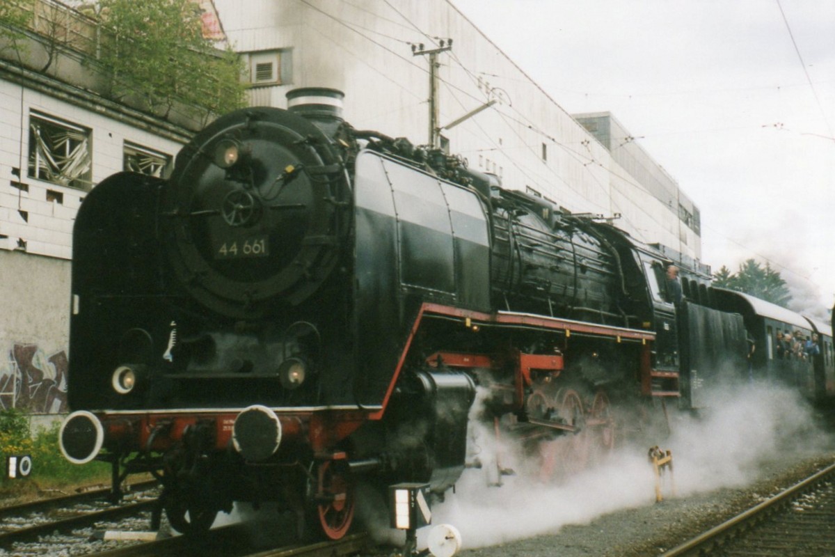 Scanbild von 44 661 der �GEG in Salzburg-Itzling am 31 Mai 2004. Bis der Umzug nach Ampflwang h�tte die �GEG deren Domizil in SB-Itzling.