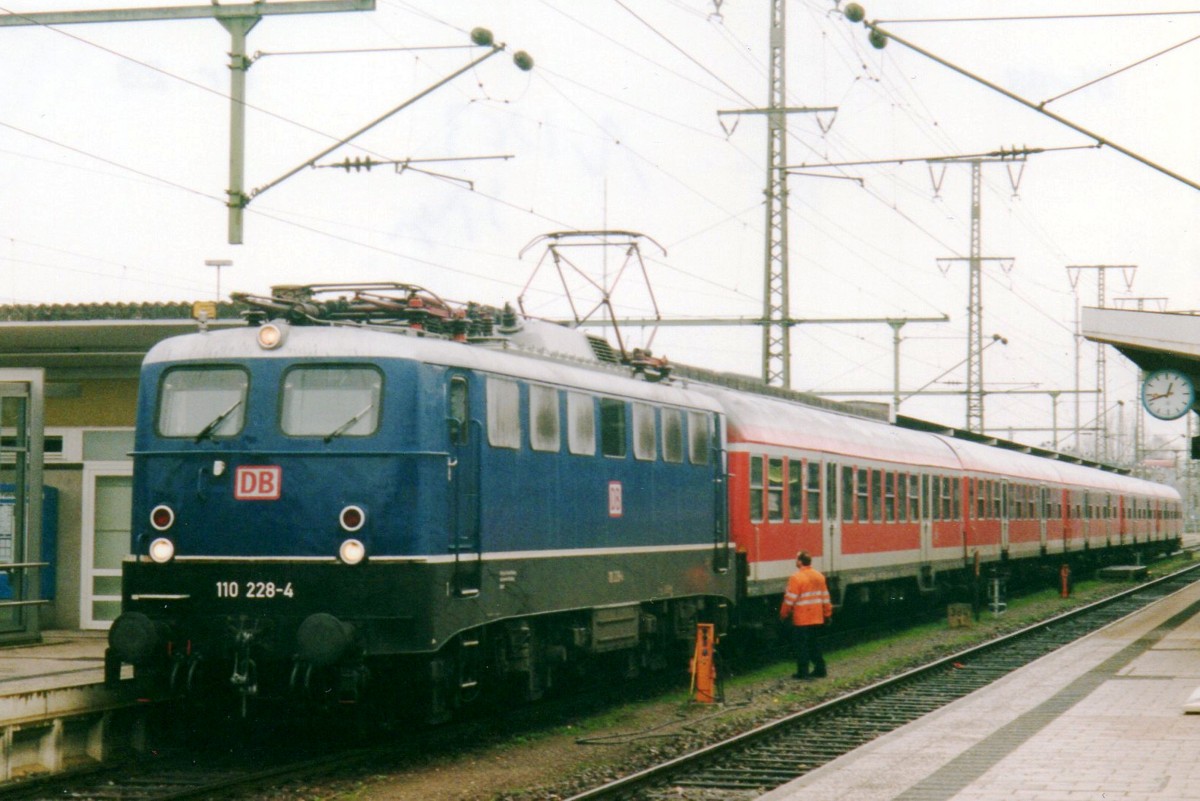 Scanbild von die blaue St�ttgarterin 110 228 in Singen (Hohentwiel) am 24 Mai 2002.