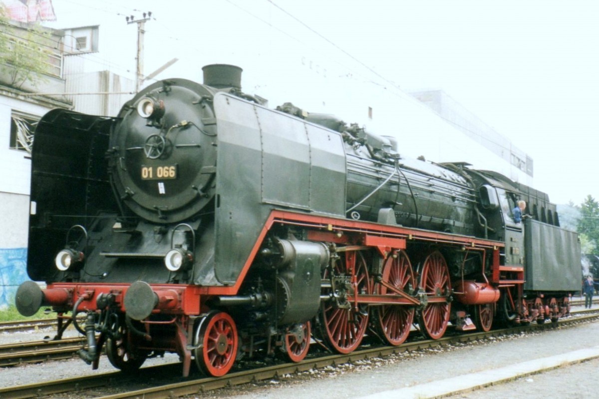 Scanbild von der M�nchner 01 066 in Salzburg-Itzling am 31 Mai 2004.