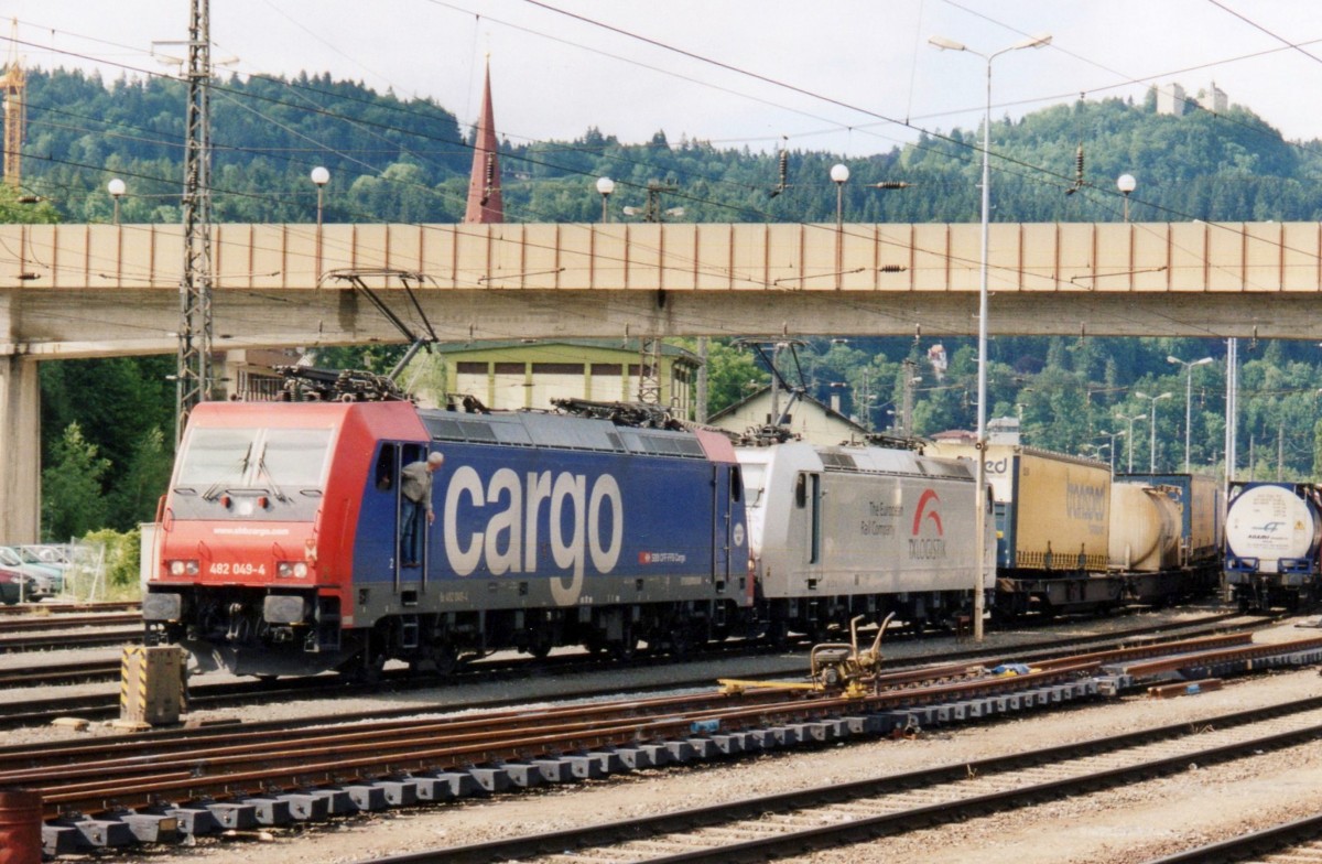 Scanbild von SBB 482 049 in Kufstein am 27 Mai 2006. In 2006 mietete SBB Cargo Einigen deren Loks an TX Logistics.
