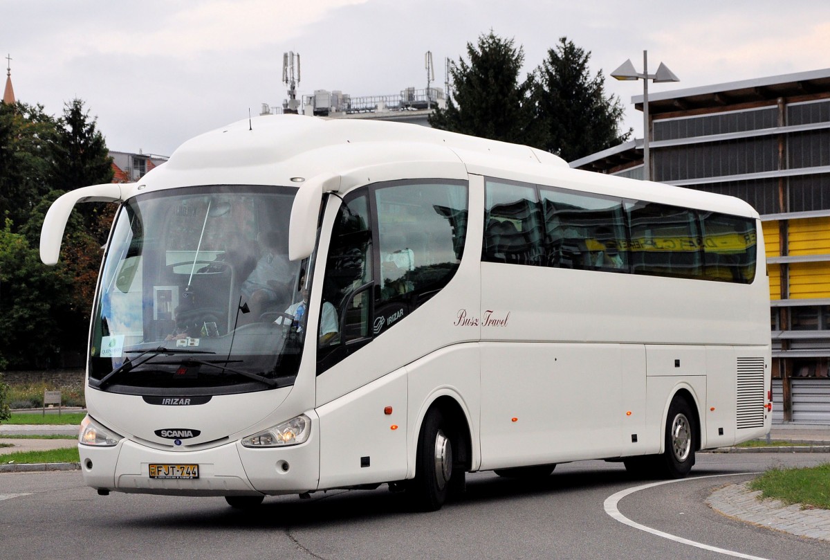 SCANIA IRIZAR aus Ungarn im September 2013 in Krems unterwegs.