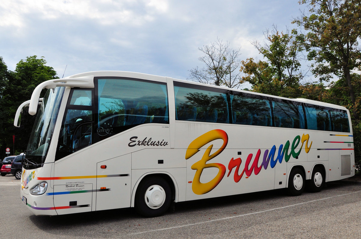 Scania Irizar von Brunner Reisen aus Nieder�sterreich in Krems gesehen.