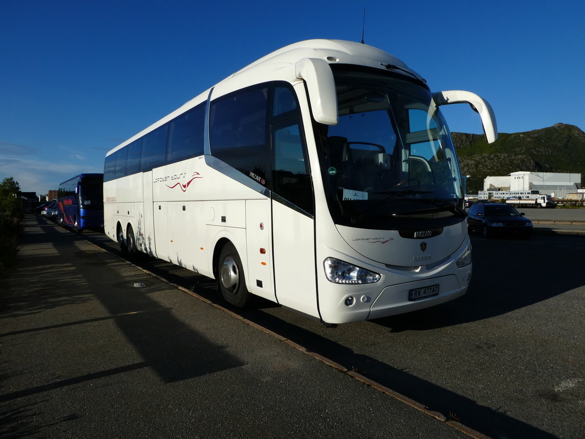Scania Irizar von Lofoten tours steht im August 2017 am F�hranleger in Svolvaer