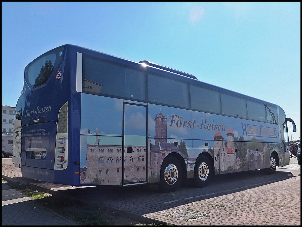 Scania OmniExpress von F�rst-Reisen/Weltenbummler aus Deutschland im Stadthafen Sassnitz.