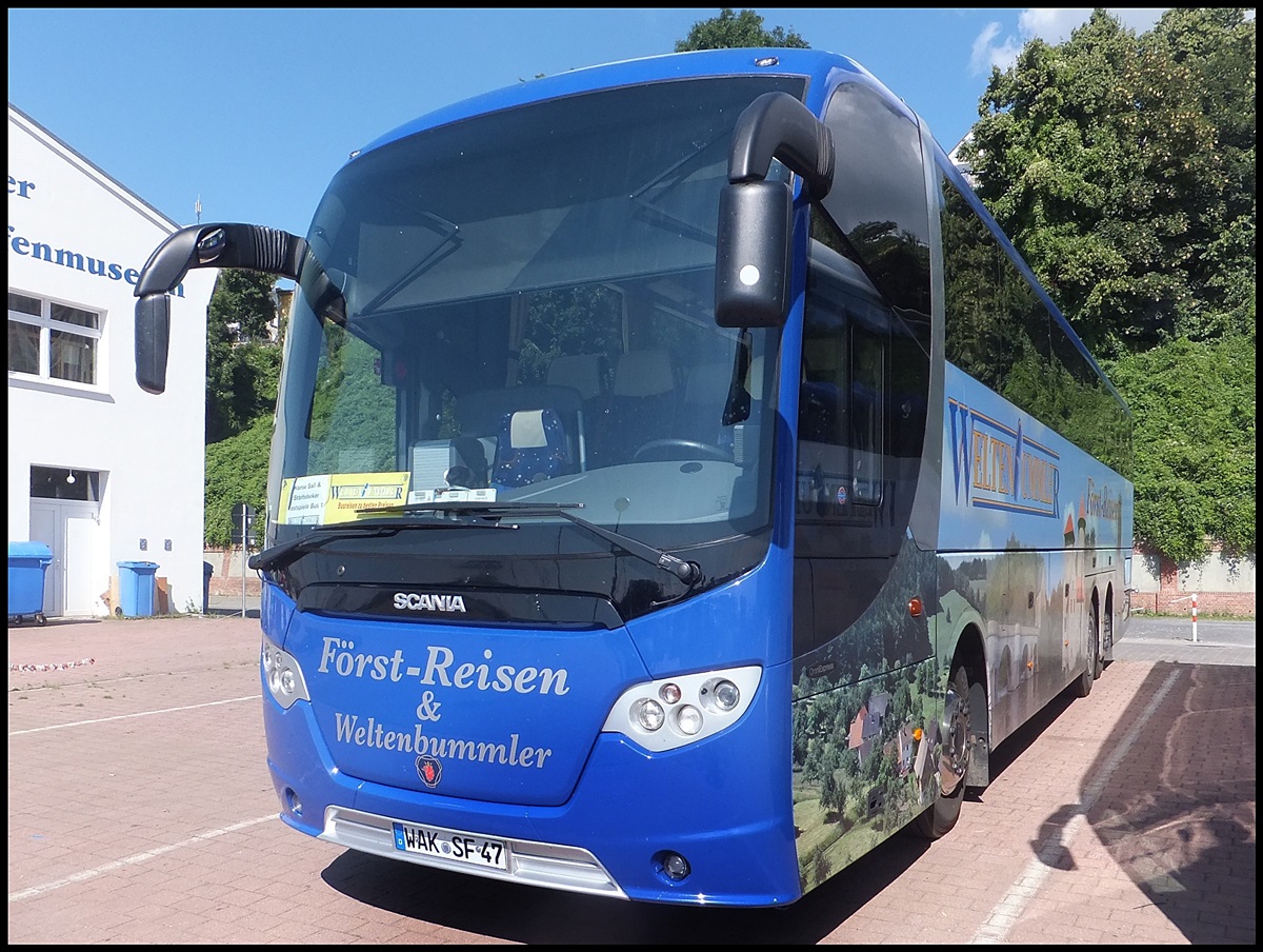 Scania OmniExpress von F�rst-Reisen/Weltenbummler aus Deutschland im Stadthafen Sassnitz.