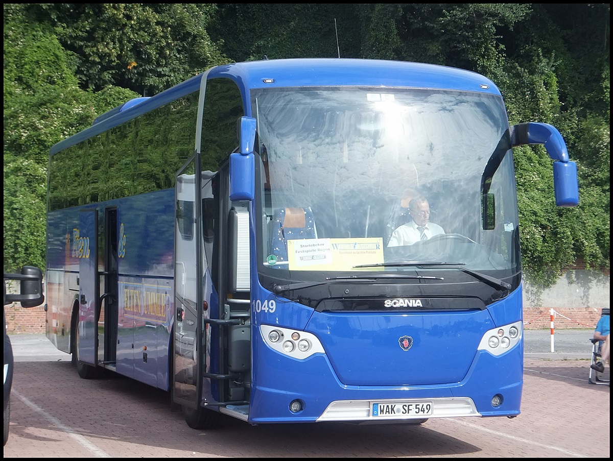 Scania OmniExpress von F�rst-Reisen/Weltenbummler aus Deutschland im Stadthafen Sassnitz.