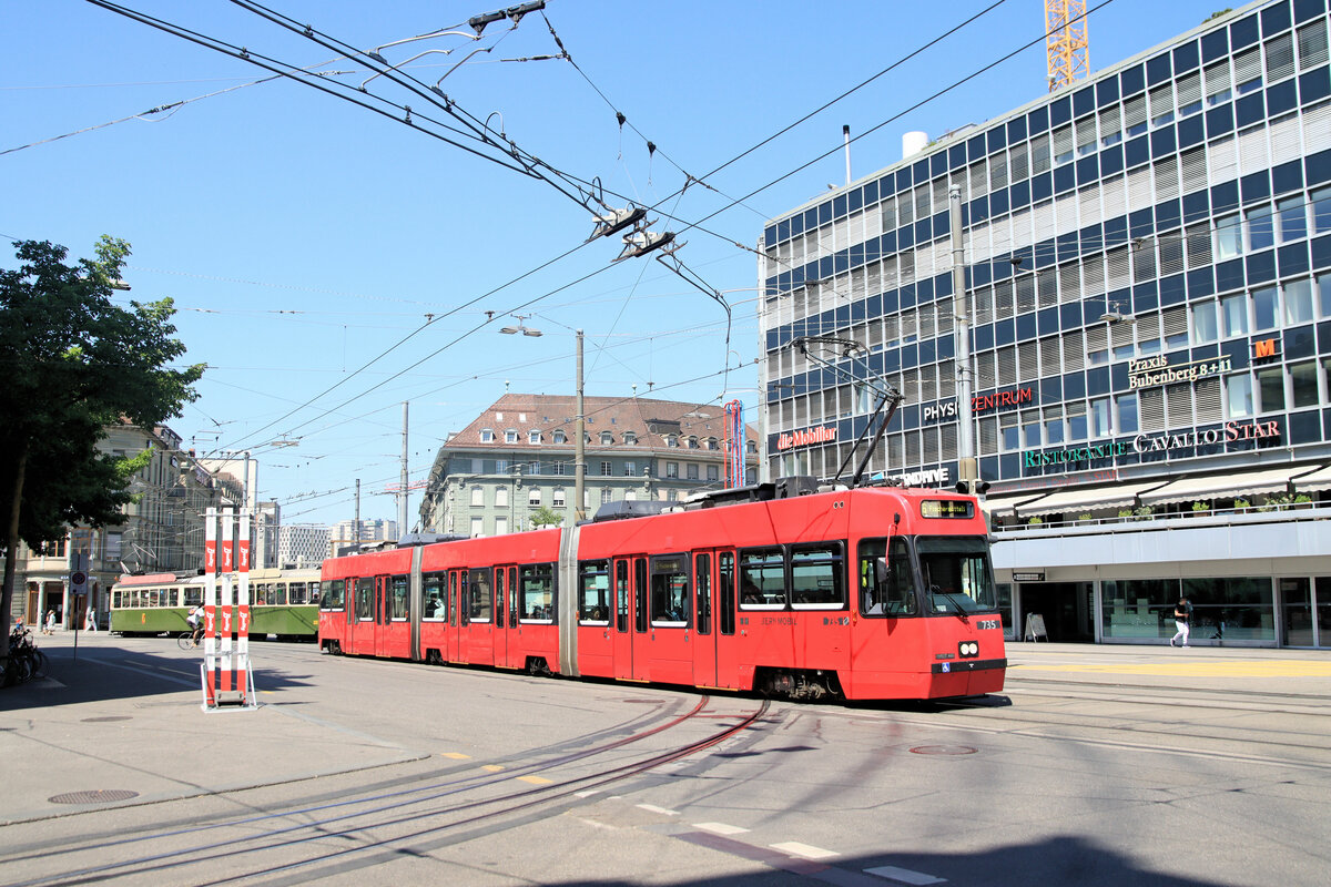 Scheinbar ein normales Bild des Wagens 735 am Bahnhof. Auffällig ist, dass er - wohl in Erwartung des baldigen Abbruchs - keine Reklame mehr trägt; der Westteil des grossen Bubenbergzentrums im Hintergrund fehlt (abgebrochen); Wagen 735 trägt das Fahrziel Linie 6 / Fischermätteli, was nur ganz ausnahmsweise vorkommt, doch im Moment kann das Tram der Linie 6 nicht von Worb her durchfahren wegen des Ausbaus der Muriallee auf Doppelspur. Und da ist dann noch im Hintergrund in rot/schwarzen Zeiten etwas merkwürdig Grünes zu sehen. 25.Juni 2023 