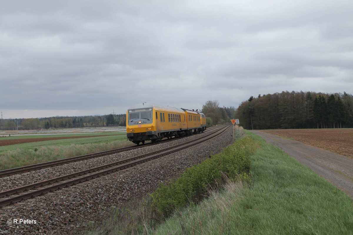 Schienenprüfzug 1 Fahrwegmesszug der DB Systemtechnik geschoben von der 218 392-9 bei Oberteich. 15.04.14