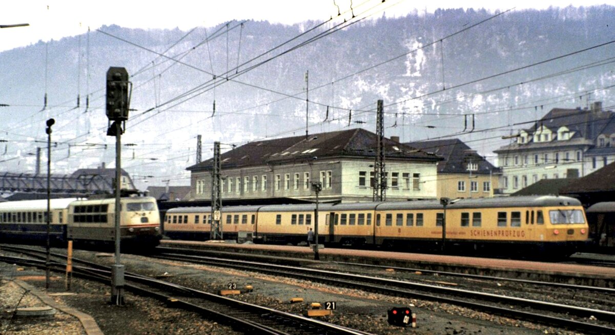 Schienenprüfzug 719 501-9 in Geislingen Steige am 06.02.1982. Ein IC mit einer 103 überholt den Messzug.