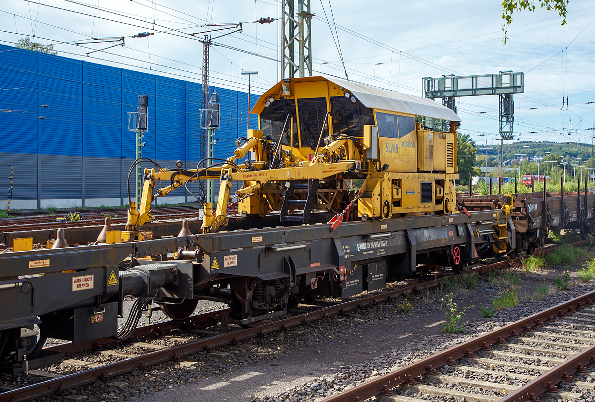 
Schienenzugladeeinrichtung SILAD  40.61(bzw. Schienenladewagen SLW 8), Schweres Nebenfahrzeug Nr. D-VMRS 99 80 9351 001-9 der Vossloh Mobile Rail Services GmbH, abgestellt am 09.09.2018 in Kreuztal. Der Robel  SILAD  40.61 gehörte zuvor der DB Bahnbau Gruppe (ex D-DB 99 80 9351 001-9). 

Der Schienenladezug 40.61 (Rutschenwagen 1 mit Schienenmanipulator / Rutschenwagen 2) wurden 2011 von Robel  gebaut, der Schienenmanipulator  unter der Fabriknummer 40.61-SM-0016


Wie man sieht ist der ROBEL Schienenmanipulator auch ein eigenständiges Schienenfahrzeug, mit einer Spurweite von 2.864 mm, welches auf den beiden Rutschenwagen und einer nachfolgenden Langschienentransporteinheit der Bauart Robel fährt.
	
Technische Daten des ROBEL Schienenmanipulator SILAD 40.61
Spurweite:  2.864 mm
Motor: 4-Zylinder-Dieselmotor
Antriebsart: Diesel hydrostatisch (d.h. der Dieselmotor triebt ein Hydraulikaggregat an, welches Hydraulikmotore (Hydromotore) antreibt.
Höchstgeschwindigkeit: 10 km/h
Max. Zugkraft  bei 10 km/h: 11.800N
Max. Zugkraft  bei 0-4 km/h: 3.300 N
Eigengewicht : 13.600 kg
Ladezeiten pro Schienenpaar (180 m lang):  Aufladen ca. 4 min / Abladen ca. 2 min  	
Schienengewicht: bis zu 70 kg/m
Hubkraft je Schienengreiferarm bei 3,7 m Ausladung: 15.000 N  (1.500 kg) 
Schwenkkraft je Schienengreiferarm: 1000 N 
Max. Schienenlänge: 250 m (übliche Längen 120 und 180 m)

Technische Daten der Rutschenwagen:
Spurweite: 1.435 mm
Länge über Puffer: 14.500 mm
Achsabstand: 9.000 mm
Höchstgeschwindigkeit: 100 km/h
Eigengewicht  Rutschenwagen 1:  21.100 kg (ohne SM) / 34,7 t mit SM
Eigengewicht  Rutschenwagen 2:  30.100 kg
