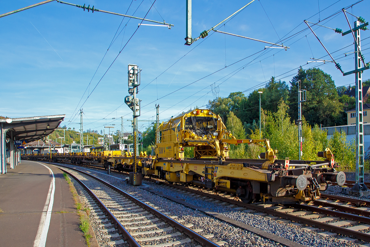 
Schienenzugladeeinrichtung SILAD 40.61(bzw. Schienenladewagen SLW 1), Schweres Nebenfahrzeug Nr. D-VMRS 9980 9511 008-1, ex 97 30 08 901 57-9, der Vossloh Mobile Rail Services GmbH, am 06.09.2019 im Zugverband (Zugschluss) in Betzdorf/Sieg auf der Fahrt nach Kreuztal. Der Robel SILAD 40.61 gehörte zuvor der Stahlberg & Roensch Leipzig GmbH, heute Teil der Vossloh Mobile Rail Services GmbH.

Der Schienenladezug 40.61 (Rutschenwagen 1 mit Schienenmanipulator / Rutschenwagen 2) wurden 1998 von Robel unter der Fabriknummer 40.61-78 gebaut.

Wie man sieht ist der ROBEL Schienenmanipulator auch ein eigenständiges Schienenfahrzeug, mit einer Spurweite von 2.864 mm, welches auf den beiden Rutschenwagen und einer nachfolgenden Langschienentransporteinheit der Bauart Robel fährt.

Technische Daten des ROBEL Schienenmanipulator SILAD 40.61
Spurweite: 2.864 mm
Motor: 4-Zylinder-Dieselmotor
Antriebsart: Diesel hydrostatisch (d.h. der Dieselmotor triebt ein Hydraulikaggregat an, welches Hydraulikmotore (Hydromotore) antreibt.
Höchstgeschwindigkeit: 10 km/h
Max. Zugkraft bei 10 km/h: 11.800N
Max. Zugkraft bei 0-4 km/h: 3.300 N
Eigengewicht : 13.600 kg
Ladezeiten pro Schienenpaar (180 m lang): Aufladen ca. 4 min / Abladen ca. 2 min
Schienengewicht: bis zu 70 kg/m
Hubkraft je Schienengreiferarm bei 3,7 m Ausladung: 15.000 N (1.500 kg)
Schwenkkraft je Schienengreiferarm: 1000 N
Max. Schienenlänge: 250 m (übliche Längen 120 und 180 m)

Technische Daten der Rutschenwagen:
Spurweite: 1.435 mm
Länge über Puffer: 13.800 mm
Achsabstand: 8.000 mm
Höchstgeschwindigkeit: 120 km/h
Eigengewicht: 48.000 kg 
Kleister befahrbarer Gleisbogen: R 180 m

Dahinter die Langschienenwagen auf Skks Wagen, mit Altschienen.