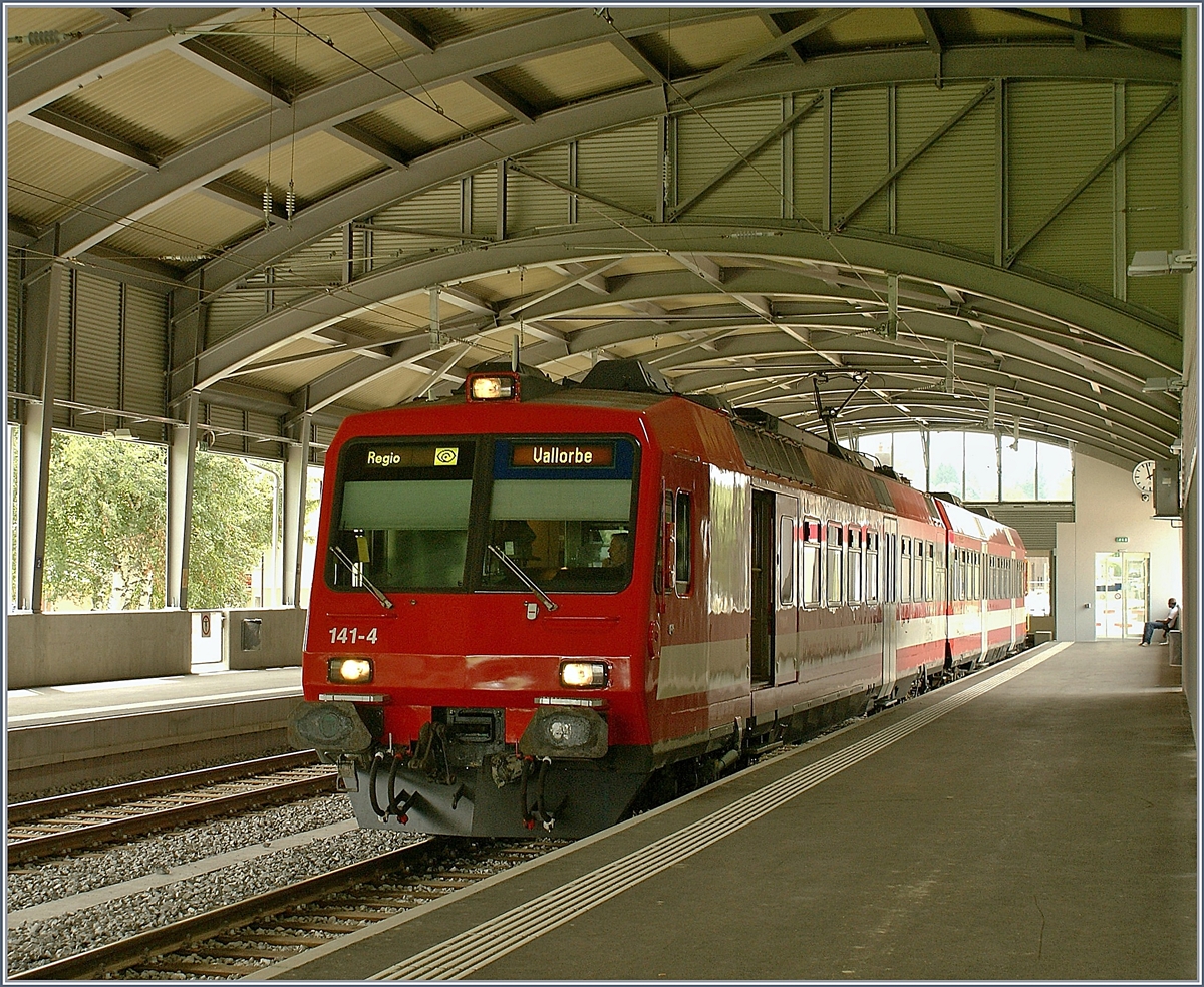 Schlicht und zweckmässige, der neue Bahnhof von Le Brassus.
Am Bahnsteig wartet der CJ RBDe 560 141-4  La Vouivre  (ex SBB RBDe 560 002-8  Sempach Neuenkirch ) mit Bt als Regionalzug nach Vallorbe auf die Abfahrt.

16. August 2009.
