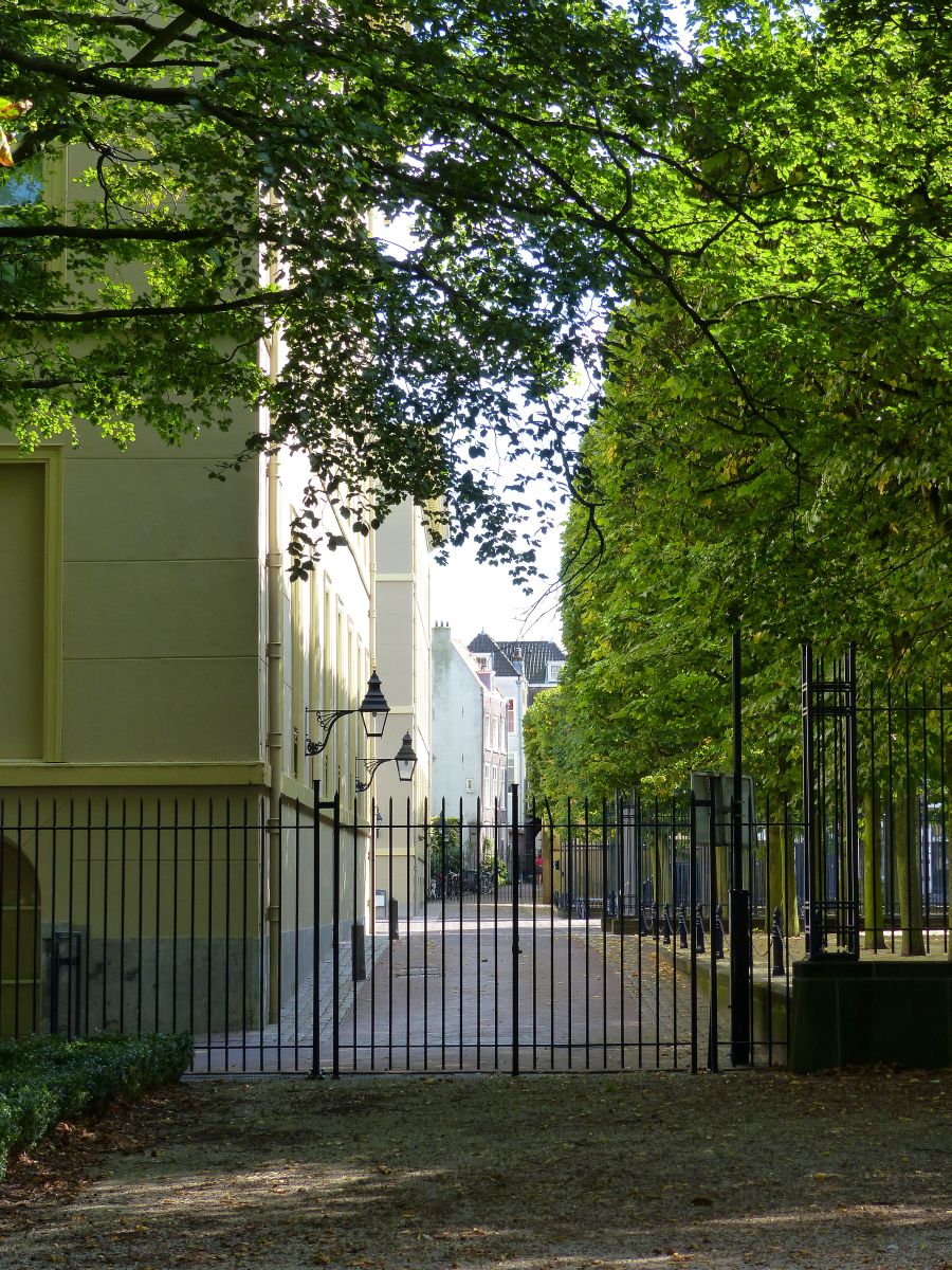 Schlosspark Schloss  Noordeinde . Den Haag 18-09-2016.


Paleis Noordeinde achterzijde. Paleistuin. Den Haag 18-09-2016.