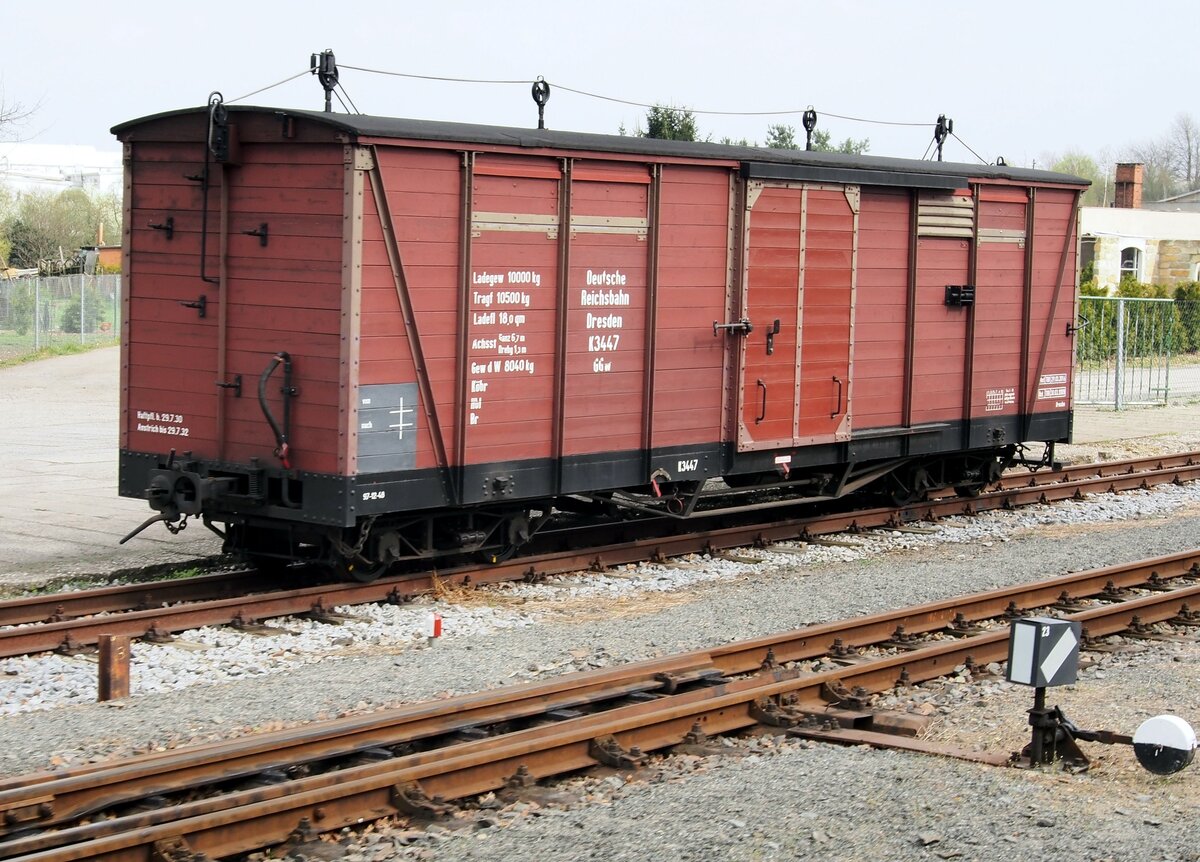 Schmalspur Güterwagen DR Dresden K3447 GGw in Radeberg am 12.04.2016.