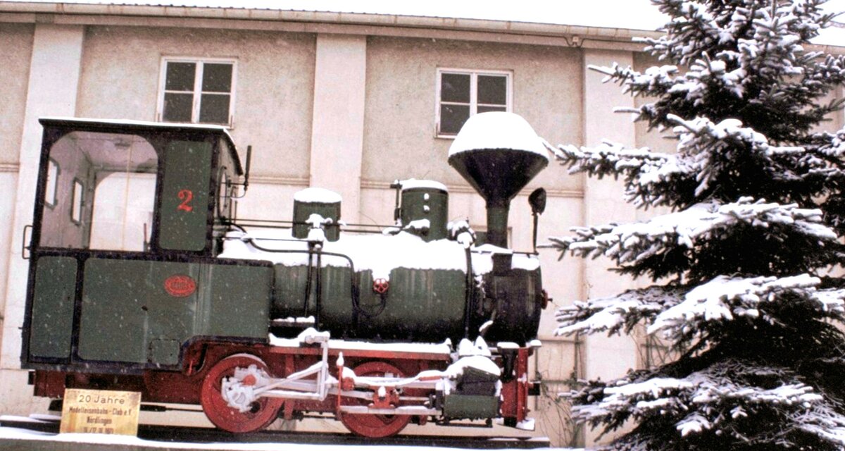 Schmalspurdampflok Nr.2 auf dem Sockel zwischen Nördlingen Bahnhof und dem Betriebsgelände der Bayern Bahn steht die 700mm Schmalspurdampflok. Die Lok wurde 1924 von J.A.Maffei in München unter der Fabrik-Nummer 4273 gebaut. Die Bauart B-n 2t wurde für die erste Bayerische Basaltstein AG gebaut. Nördlingen am 12.02.1983.